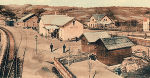 Der Bahnhof Pinggau-Friedberg, später Pinggau-Markt genannt, im Jahre 1914. Im Hintergrund ist das „Gasthaus Schneeweiß“ zu sehen, davor der Schneeweißpavillon.  © Archiv Historischer Verein Wechselland