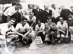Abb. 5: Hiden (hinten stehend, 4. v.l.) und Teamkollegen nach Gewinn des Coupe de France 1939. Im Vordergrund ein Pinguin, das Maskottchen von Racing Paris