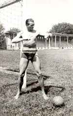 Abb. 9: Meister der Posen. Rudi Hiden während seiner Trainertätigkeit im Italien der 1950er Jahre
