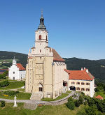 Abb. 1: Pfarrkirche Hl. Maria und Kapelle Hl. Anna in Pöllauberg 